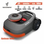 KURZBESCHREIBUNG Segway Navimow H800E (max. 800qm – empf. 650qm) Entdecken Sie die Zukunft des Rasenmähens mit dem revolutionären Navimow! Unser innovativer Mähroboter setzt neue Maßstäbe mit GPS-gesteuertem, strukturiertem Bahnenmähen – ganz ohne lästiges Begrenzungskabel. Die Einrichtung war noch nie so einfach und Ihr Rasen war noch nie so perfekt gepflegt! Begrenzungskabel überflüssig Schluss mit Kabelbrüchen, aufwendigem Verlegen des Kabels und endlich wieder ungestörtes Vertikutieren! Mit dem Navimow erleben Sie beispiellose Freiheit. Reinigen Sie ihn bequem mit dem Wasserschlauch, dank Wasserdichtigkeit nach IPX6. Über die praktische App haben Sie jederzeit die volle Kontrolle, egal wo Sie sich befinden. Und mit dem Rasenkantenschnitt wird jeder Zentimeter Ihres Gartens perfekt gepflegt. Gegenstände, KI-Kamera und Sensoren Verzichten Sie auf Einschränkungen in Ihrem Garten! Der Navimow setzt neue Maßstäbe und meistert spielend Pools, Trampoline und Spieltürme. Die simple Lösung: Einfach die Flächen nach Bedarf ausgrenzen bei der Einrichtung per APP oder den Navimow mit intelligenten Sensoren aufrüsten, wie dem Ultraschall-Sensor und der Visionfence-Kamera. So umfährt er Hindernisse geschickt, ohne Ausgrenzungen – für maximale Flexibilität in Ihrem Garten. Neuester Stand der Technik Ultraleises Mähen, kostenlose regelmäßige Updates -over the air-, Regensensor, die permanente Eingriffsmöglichkeit per App und der Rasenkantenschnitt runden den Navimow zu einem Spitzenprodukt ab. Highlights Kein Begrenzungskabel notwendig Mähen in Bahnen Rasenkantenschnitt Einfache Bedienung Integrierte Mobilfunkkarte mit 4G Extrem leise, 54 db(A) Detaillierte Beschreibung weiter unten. LANGBESCHREIBUNG Segway Navimow H800E (max. 800qm – empf. 650qm) ALLE VORTEILE IM DETAIL SATELLITEN NAVIGATION Der Segway Navimow H800E verwendet Positionsdaten von den vier größten GNSS-Satelliten-Netzwerken, darunter GPS, Galileo, Beidou und Glonass, um eine maximale Anzahl an Satellitenempfängen zu gewährleisten. Die Dockingstation empfängt ebenfalls das Satellitensignal und übermittelt die Daten drahtlos an den Roboter. Dies ermöglicht eine äußerst präzise Positionierung von 1-2 cm Genauigkeit. Die Mähfläche wird durch Steuerung des Roboters über die APP kartiert, wobei die Signale von den Positionssatelliten empfangen werden. Der Navimow benötigt eine freie Sicht von 110° zum Himmel. Das EFLS (Exact Fusion Locating System | RTK) sorgt für eine noch genauere Positionsbestimmung, indem es die Satellitendaten des Navimows und der Ladestation mit Bewegungs-, Beschleunigungs-, Drehraten- und Winkelbewegungsdaten aus den IMU-, Gyro- und Kompass-Sensoren fusioniert. Die Navigation erfolgt ohne Begrenzungskabel durch die Erstellung einer virtuellen Karte per Smartphone-App. Die Ladestation sollte an einem Ort mit gutem Satellitenempfang platziert werden. Der Roboter wird dann mit der APP um die Mähfläche gesteuert und die virtuelle Mähkarte wird im Roboter gespeichert. SCHNELLES UND GLEICHMÄẞIGES MÄHEN Der Rasenroboter mäht systematisch in Bahnen und passt bei jedem Neustart der Mähfläche den Bahnenwinkel an, um einen gleichmäßigeren Rasenschnitt zu gewährleisten. Die Geschwindigkeit beträgt 0,4 m/s und die Mäheffizienz liegt bei maximal 100 m²/Std. Die Arbeitszeit pro Akkuladung beträgt maximal 180 Minuten. Nach Abschluss der Fläche fährt der Roboter entlang des Randes, um eine präzise Randbearbeitung durchzuführen. Der Abstand der Messerspitze zur Außenseite des rechten Rades beträgt 9 cm. INNOVATIV & LEISE Die elektrische Schnitthöhenverstellung bietet 7 Stufen von 30 bis 60 mm, die bequem über die Smartphone-App eingestellt werden können. Mit nur 54 dB (A) LWA sind die Silent-Motoren des Segway H800E besonders leise. Der Mäher bewältigt Steigungen bis zu 45%, während für nasse oder weiche Böden die Steigleistung abnimmt. Der Mähroboter kann mehrere verbundene Mähzonen bearbeiten, die über die APP festgelegt werden. Ein BladeHalt Sensor stoppt das Mähwerk bei seitlicher Annäherung für zusätzliche Sicherheit. SMART CONNECTED MIT Mobilfunk & WLAN Die interaktive Navimow-Smartphone-APP (verfügbar für Android und iPhone) ermöglicht die Steuerung des Roboters. Dafür ist der Navimow mit dem Mobilfunk und WLAN verbunden. 1 Jahr kostenlose LTE-Datenverbindung ist inklusive (Datenverbindung im Folgejahr für 29,99€ Jahresgebühr wahlweise via APP buchbar). Alternativ kann der Navimow per Wlan weiterbetrieben werden. Für die Kartenerstellung per APP wird Bluetooth verwendet. DIEBSTAHL ZWECKLOS Durch das Verwenden der festverbauten LTE-Karte ist der Navimow weltweit ortungsfähig, somit haben Langfinger keine Chance. Die LTE-Karte kann nicht ausgebaut werden, aus Sicherheitsgründen und Diebstahlschutz. MULTIZONEN VON GRUNDSTÜCKEN Der Navimow optimiert die Navigation in vernetzten Zonen. Es ist jedoch erforderlich, dass diese Bereiche durchgängig miteinander verbunden sind. Es ist besonders wichtig, dass die Verbindungskanäle oder Durchfahrten eine Breite von mindestens 1 Meter aufweisen und keine Unebenheiten wie Stufen über 1 cm vorhanden sind. Dann ist eine Verbindung von verschiedenen Mähzonen über einen Weg möglich. MÄHZEITEN INDIVIDUELL ANPASSBAR Um optimale Ergebnisse zu erzielen, empfehlen wir, den Segway Navimow mindestens dreimal wöchentlich mähen zu lassen. Durch regelmäßiges Mähen wird die Pflege Ihres Rasens verbessert. Sie haben die Möglichkeit, die Mähzeit in 30-Minuten-Schritten anzupassen, die Dauer der Mähzeiten richtet sich dann nach Ihren Qualitätsansprüchen und der Größe des Rasens. FLEXIBLE MÄHZEITEN FÜR MEHRERE ZONEN INDIVIDUELL EINSTELLBAR Es besteht nun die Option, die Mähzeiten in verschiedenen Zonen individuell anzupassen. Dies ermöglicht beispielsweise das Festlegen einer Zeit am Wochenende für das Mähen vor dem Haus, während unter der Woche nur die Hauptfläche gemäht wird. VIELSEITIGE MESSERGESCHWINDIGKEIT | VON LEISEN 2400 BIS ZU RASANTEN 2800 U/MIN Die Messergeschwindigkeit passt sich variabel an verschiedene Faktoren wie Grasdichte und Rasenhöhe an und kann im Bereich von 2400 bis 2800 U/min eingestellt werden. Das innovative 3-Klingen Schnittwerk mit einer großzügigen Schnittbreite von 21 cm verfügt über bewegliche, scharfe Klingen. Die Messer am Mähteller sind flexibel montiert und können sich geschmeidig nach innen klappen. MÄHMOTOR MIT LANGER LEBENSDAUER UND BÜRSTENLOSER TECHNOLOGIE Der Mähmotor mit geringem Wartungsaufwand wurde unter Verwendung bürstenloser Motortechnologie entwickelt und zeichnet sich zudem durch eine besonders leise Arbeitsweise aus. KLINGEN MIT DOPPELTER NUTZUNG | STEIGERT DIE MESSERLEBENSDAUER Durch gelegentliche Änderungen der Drehrichtung der Mähscheibe wird sichergestellt, dass sich beide Seiten der drei Klingen gleichmäßig abnutzen, was die Lebensdauer der Messer verlängert. RÜCKKEHR ZUR LADESTATION | VARIABLER HEIMWEG Um unschöne Spuren zu verhindern, folgt der Navimow H800E auf dem Rückweg von der Mähfläche zur Basisstation stets leicht verschobenen Wegen. INTEGRIERTER LAUTSPRECHER MIT SOUNDEFFEKTEN Mit einem eingebauten Lautsprecher erzeugt der Navimow H800E lässige Soundeffekte, um auf Hindernisse und andere Ereignisse hinzuweisen. Die Aktivierung und Deaktivierung dieser Soundeffekte kann bequem über die App gesteuert werden. SCHNELLER START Der Segway Navimow H800E wird vollständig mit Ladestation und EFLS-Antenne ausgeliefert. Nach dem Laden und einem Software-Update ist er sofort einsatzbereit und kann unmittelbar installiert werden. Segway Navimow H800E | Auflistung aller Vorteile im Überblick SATELLITEN NAVIGATION: GNSS (GPS, Galileo, Beidou, GLONASS) Satelliten für präzise Positionierung. Dockingstation empfängt Satellitensignal, übermittelt drahtlos an den Roboter. EFLS (Exact Fusion Locating System | RTK) für genaue Positionsbestimmung von 1-2 cm. Navigation ohne Begrenzungskabel durch virtuelle Karte. Angelegte virtuelle Karte ist anpassbar. Erfordert freie Sicht von 110° zum Himmel. SCHNELLES | GLEICHMÄẞIGES MÄHEN: Systematisches Bahnenmähen mit variablem Bahnenwinkel. Maximale Schnittgeschwindigkeit von 0,4 m/s. Mäheffizienz bis zu 100 m²/Std. Arbeitszeit pro Akkuladung maximal 180 Minuten. Randnavigation: Mäht nach Flächenabschluss entlang des Randes. INNOVATIV & LEISE: Elektrische Schnitthöhenverstellung (7 Stufen: 30-60 mm) per APP. Extremleise Silent-Motoren (54 dB LWA). Bewältigt Steigungen bis 45%. Multi-Flächen: Bearbeitet mehrere verbundene Mähzonen. Mähzeiten können für jede Fläche einzeln angegeben werden. BladeHalt Sensor: Stoppt Mähwerk bei seitlicher Annäherung. SMART CONNECTED MIT MOBILFUNK & WLAN: Interaktive Navimow-APP (Android, iPhone). Bluetooth für Kartenerstellung. Inklusiv 1 Jahr Datenverbindung kostenlos Betrieb auch nur mit Wlan-Verbindung möglich WEITERE VORTEILE: Begrenzung mit Satelliten-Kartografie. Überfahrten zu anderen Mähzonen (mind. 1 m Breite). Sperrzonen in Rasenfläche definierbar. Regensensor: Rückkehr bei starkem Regen. Regelbares Mähzeitprogramm. Leistungsstarker Lithium-Ionen-Akku (5200 mAh / 112 Wh). Schnelle Messergeschwindigkeit (max. 2800 U/min / Silent 2400 U/min). 3-Klingen Mähwerk (21 cm Mähbreite). LED-Farbbeleuchtung für ansprechende Optik. Neue 8″ Radnabenmotoren (Drehmoment max. 9 Nm). „Long-Life“ Brushless-Mähmotor. Double-USE Klingensystem für längere Lebensdauer. PIN-Code, GPS-Ortung und Alarm als Diebstahlschutz. Display mit Bedientasten und NOT-Stopp Taste für einfache Bedienung. Großer Tragegriff für einfaches Transportieren. Rückfahrt zur Basisstation auf versetzten Wegen. Lautsprecher mit lässigen Soundeffekten mit ON/OFF Funktion Gewicht: nur 15,6 kg. INHALT & ZUBEHÖR – SEGWAY NAVIMOW H800E: Segway Navimow H800E Rasenroboter Segway EFLS Dockingstation 4x Erdschrauben für die Dockingstation mit 6-Kant Montage-Schlüssel EFLS-Antenne mit Schraube Dreizack-Erdverankerung für die Rohre der EFLS-Antenne Verlängerungsrohr unten & Verlängerungsrohr oben für die EFLS-Antenne 5x Klettverschluss-Fixierband für das Antennenkabel Niedervolt-Stromkabel | Ladestation zu Netzgerät Netzteil | IP55, Output: 32V, 2.5A, 80W 10 Rasennägel für das Antennenkabel & Niedervoltkabel Oranger 15cm Karton-Sicherheitsmaßstab (mit Trennschnitt in der Schachtelklappe) Benutzerhandbuch