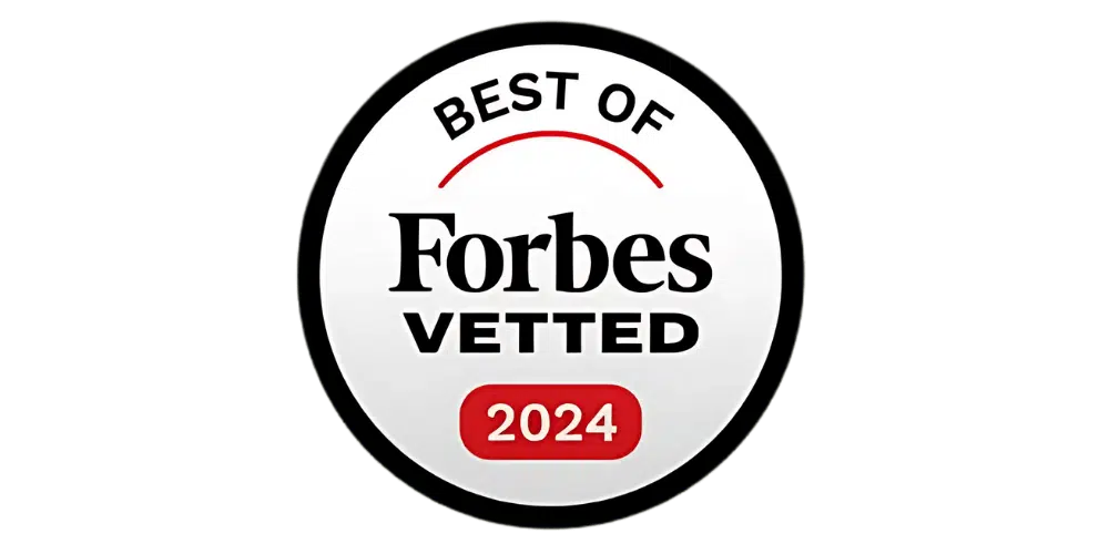 "Best of Forbes Vetted 2024"-Logo mit schwarzem Schriftzug und rotem Akzent in einem schwarzen Kreis auf transparentem Hintergrund.