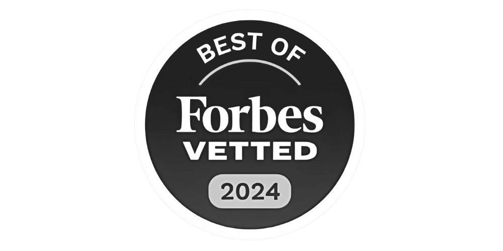Rundes schwarzes Abzeichen mit weißem Rand, Text ‚Best of Forbes Vetted 2024‘ – Auszeichnungssiegel für Produktempfehlungen