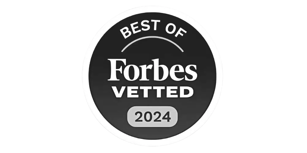 Rundes schwarzes Abzeichen mit weißem Rand, Text ‚Best of Forbes Vetted 2024‘ – Auszeichnungssiegel für Produktempfehlungen