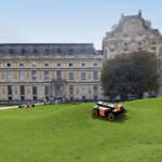Segway Navimow TerraNox Mähroboter beim Mähen eines Hangs mit starkem Allradantrieb