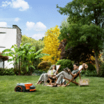 Segway Navimow H206E, H210E, H215E und H230E Mähroboter beim kabellosen Mähen im Garten unter Bäumen