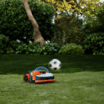 Segway Navimow H206E, H210E, H215E und H230E erkennen Hindernisse wie einen Ball und mähen sicher im Garten