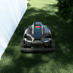 Segway Navimow X420E AWD Mähroboter mäht präzise entlang einer Hauswand dank EFLS- und nRTK-Navigation