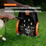 Segway Navimow i2 Mähroboter wird mit Gartenschlauch abgespritzt – einfache Reinigung des Mähdeck durch Absprühen